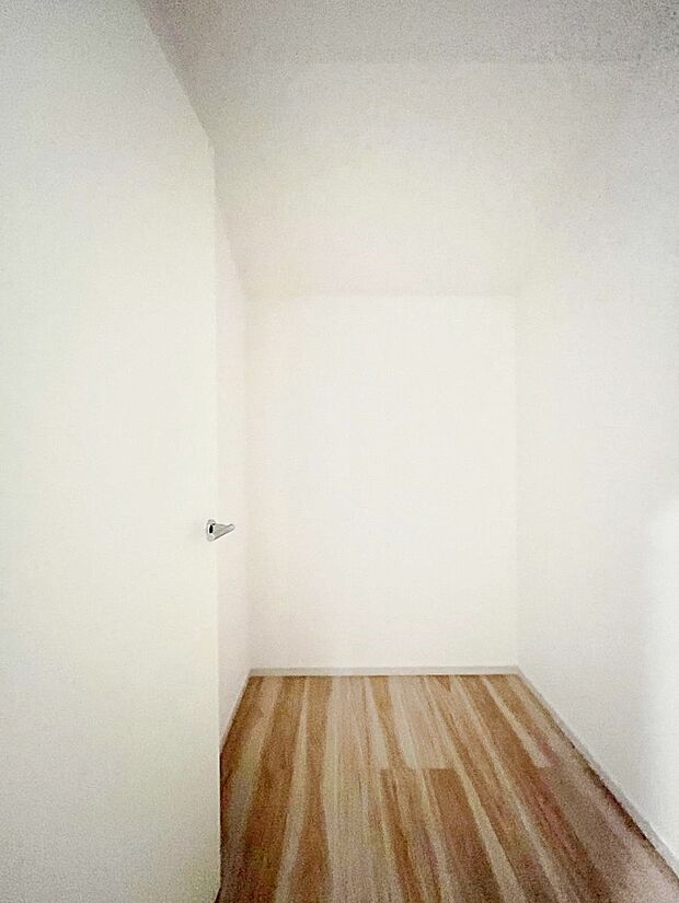 【ウォークインクローゼット】ウォークインクローゼット付きで生活空間を広く利用できます。