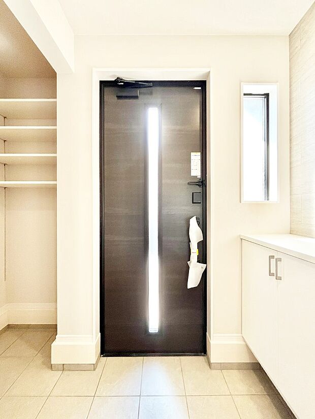 【玄関】明るい陽光が入り込む玄関。ご家族の靴もスッキリ収納できる玄関収納付き!