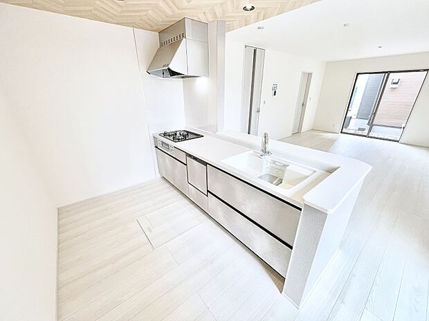 【ダイニングキッチン】カウンター越しに楽しいおしゃべり。いつものお料理がもっと美味しくなりそうですね。