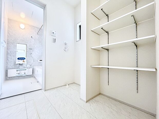 【脱衣場】清潔感ある洗面化粧室で朝の身支度も快適