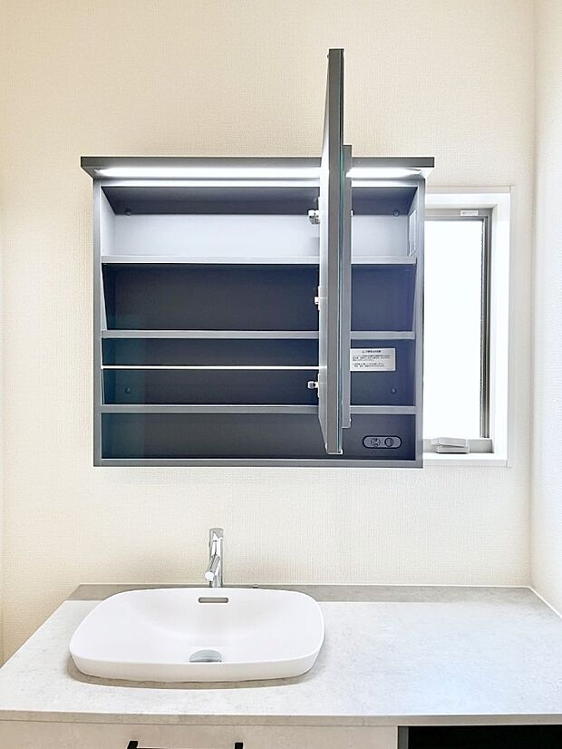 【鏡裏収納】鏡裏収納で散らかりがちな洗面台もスッキリ片付きキレイをキープ