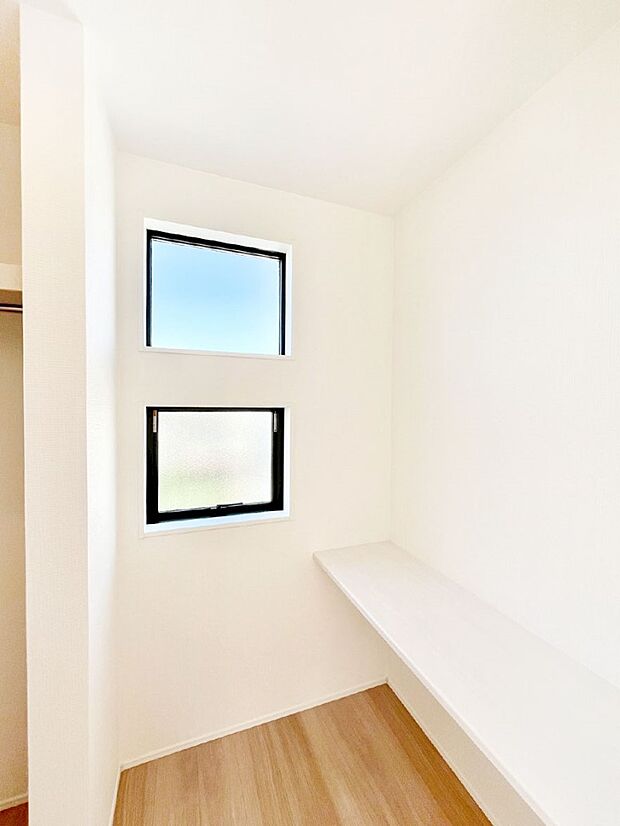 【その他内観】ユーティリティコーナーは在宅ワークや趣味を楽しむ空間としてマルチに活用できます。