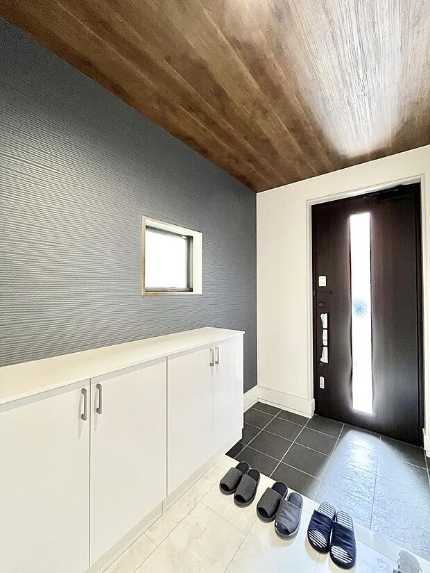 【玄関】ガラススリットの入った玄関ドアが室内に光を届けてくれます