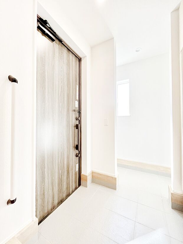 【玄関】ご家族やお客様を気持ちよくお出迎え!広々空間が心地よいSIC付き玄関。