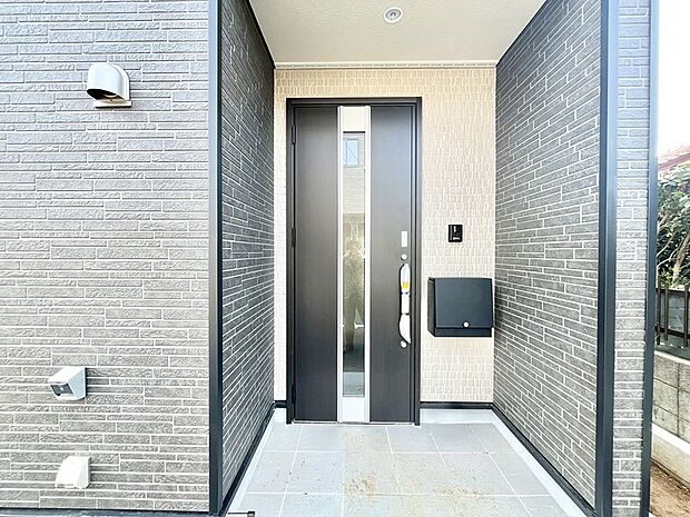 【玄関】玄関前は雨が降っても濡れにくい屋根付き