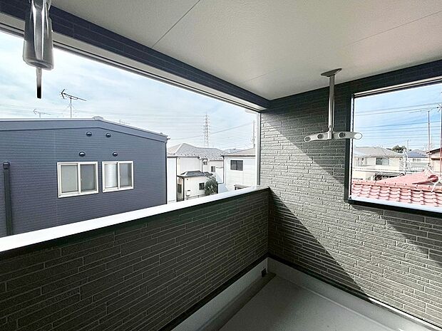 【バルコニー】インナーバルコニーなので雨でも洗濯物を干す事が出来て、風通しがあるので乾きが良く、物干しスペースとして重宝します。