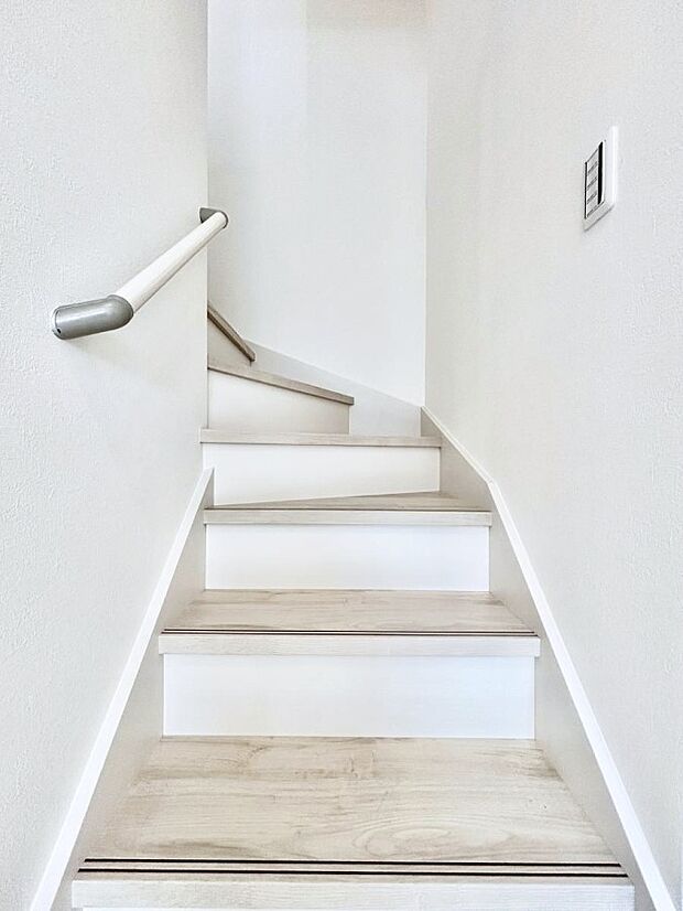 【その他内観】リビング階段が家族の笑顔と会話をつないでくれます