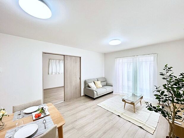 【リビングダイニング】家族団らんの時間も増えそうなくつろぎのリビングダイニング。   