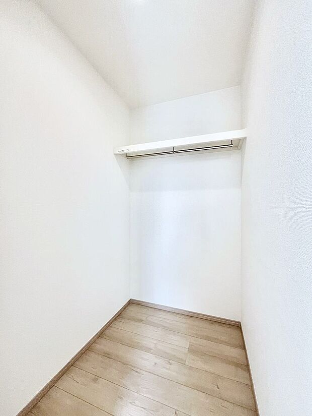 【ウォークインクローゼット】ウォークインクローゼット付きで生活空間を広く利用できます。