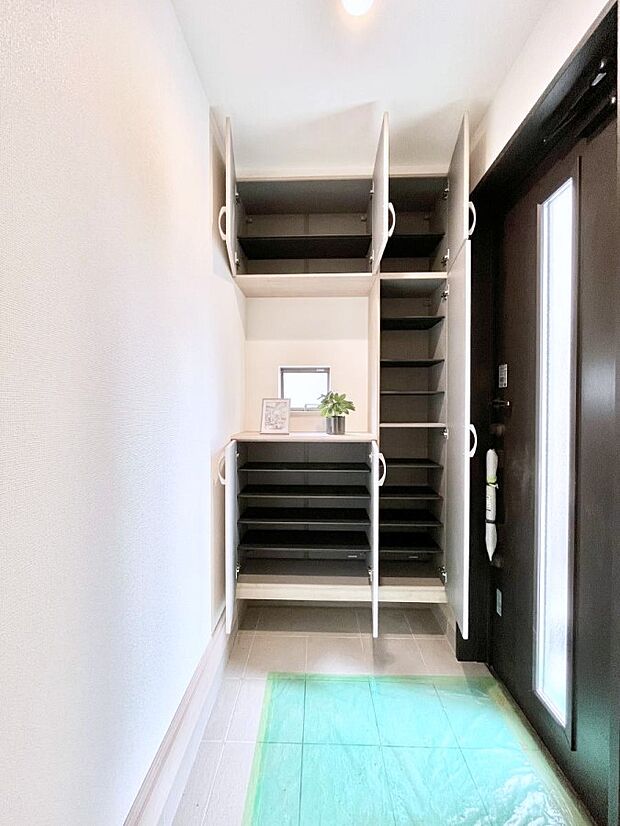 【玄関】天井まである玄関収納で、家族全員の靴もすっきり収納！