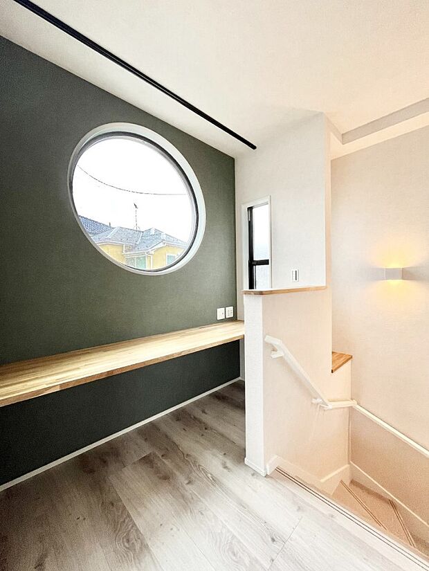 【その他内観】2階リビング横のワークスペース。テレワークやお子様の学習スペースに。丸い窓がポイント!