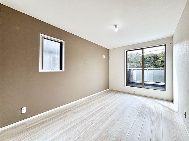 【寝室】明るいバルコニーサイドに洋室を設置。目覚めの良い寝室に。 