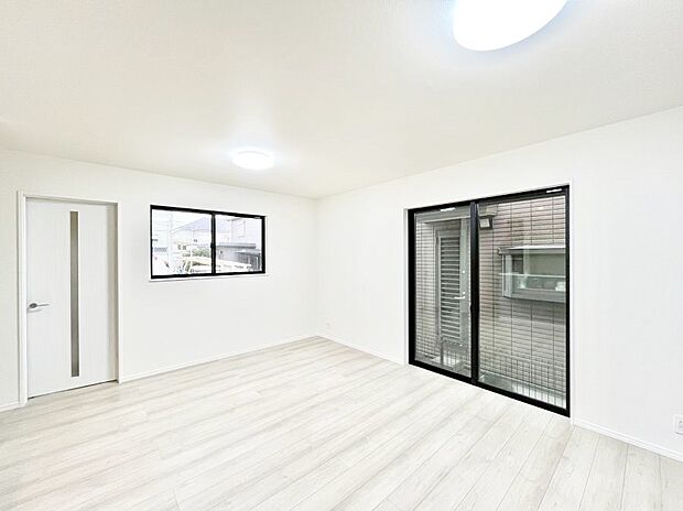 【リビングダイニング】大きな窓からたっぷりの陽光と風を感じられるリビング