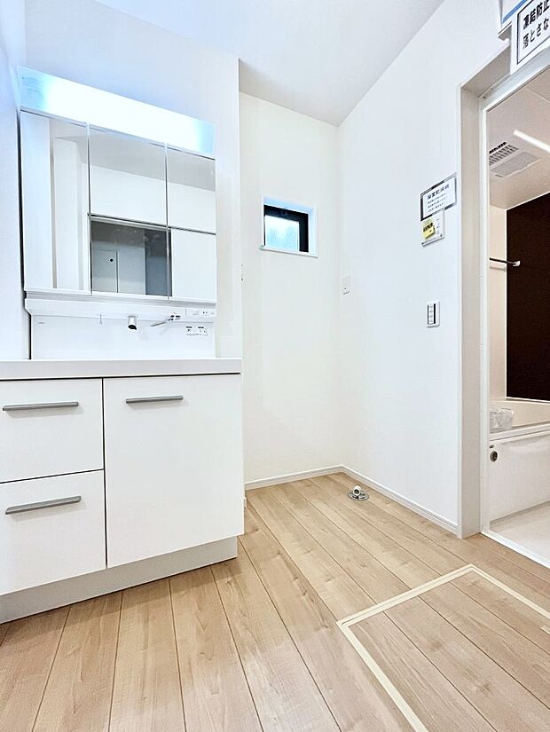 【脱衣場】清潔感のある快適空間です。毎日の身支度も気持ち良くお使い頂けます。