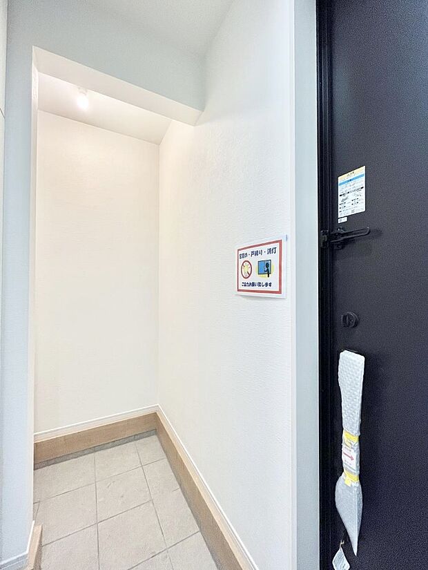 【玄関】土間収納付きの玄関。家族全員の靴や雨具などすっきり収納できます。