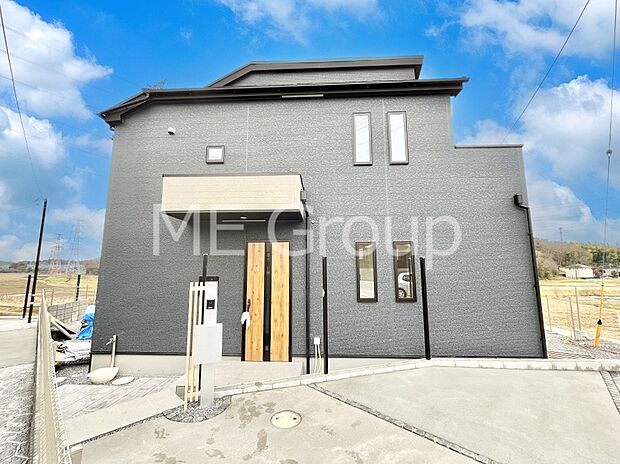 【現地外観写真】暮らしやすさと居心地の良さにこだわったシンプルで飽きのこないデザイン !