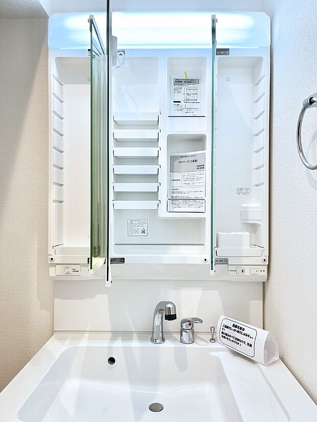 【三面鏡裏収納】三面鏡の裏に、化粧品や衛生用品などを収納可能。洗面台をすっきりと保ちます!