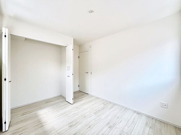 【寝室】収納が充実しているので居住スペースを広々使えます