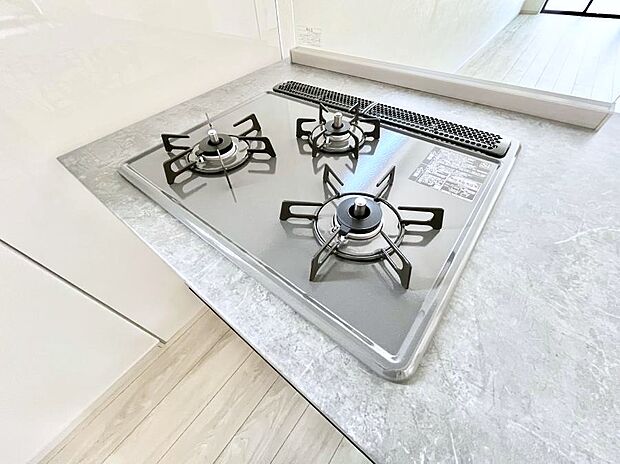 【Siセンサーコンロ】ガスコンロはSiセンサー搭載。火力調節や焦げ付き・消し忘れも防いでくれます。