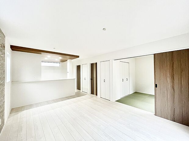 【リビングダイニング】隣接の和室を開放すればさらに広々空間に  