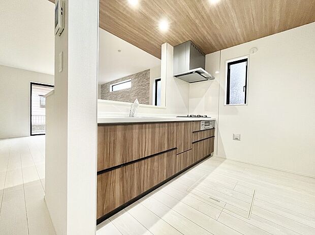 【ダイニングキッチン】料理をしながらご家族との会話を楽しめる対面カウンターキッチン