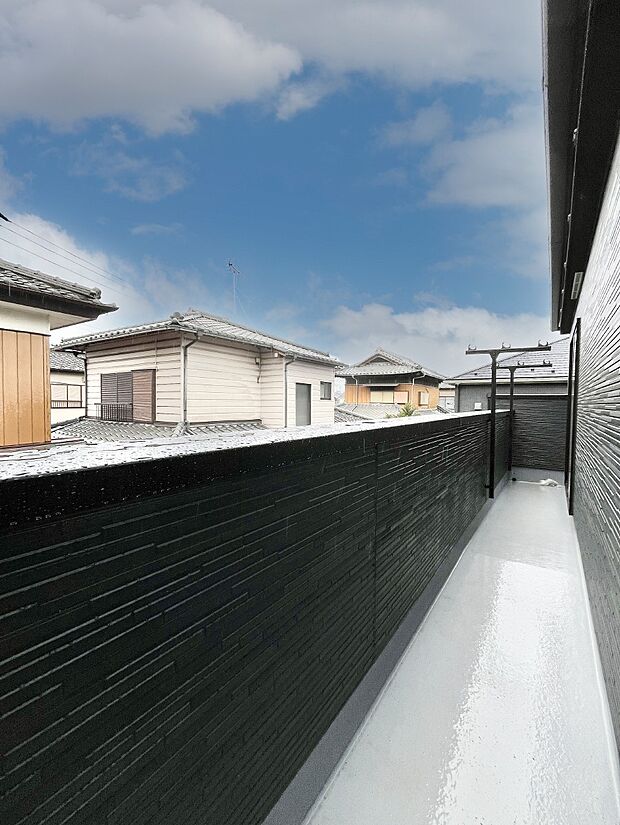 【バルコニー】暖かな陽光が降り注ぐバルコニーはお洗濯におすすめ。爽やかな風も心地よいです。 