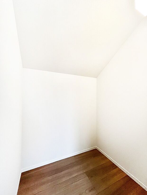 【ウォークインクローゼット】ウォークインクローゼット付きで生活空間を広く利用できます。