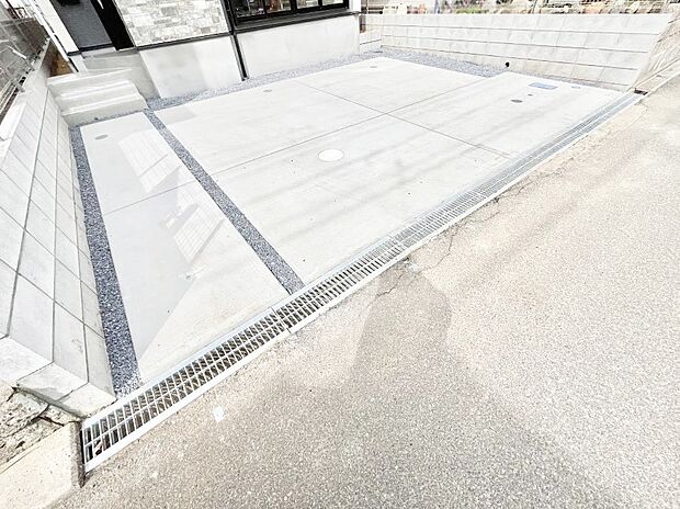 【駐車場】車の出し入れスムーズ！並列駐車2台分のカースペース付きです。