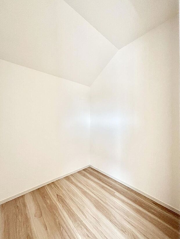 【ウォークインクローゼット】ウォークインクローゼット付きで生活空間を広く利用できます。