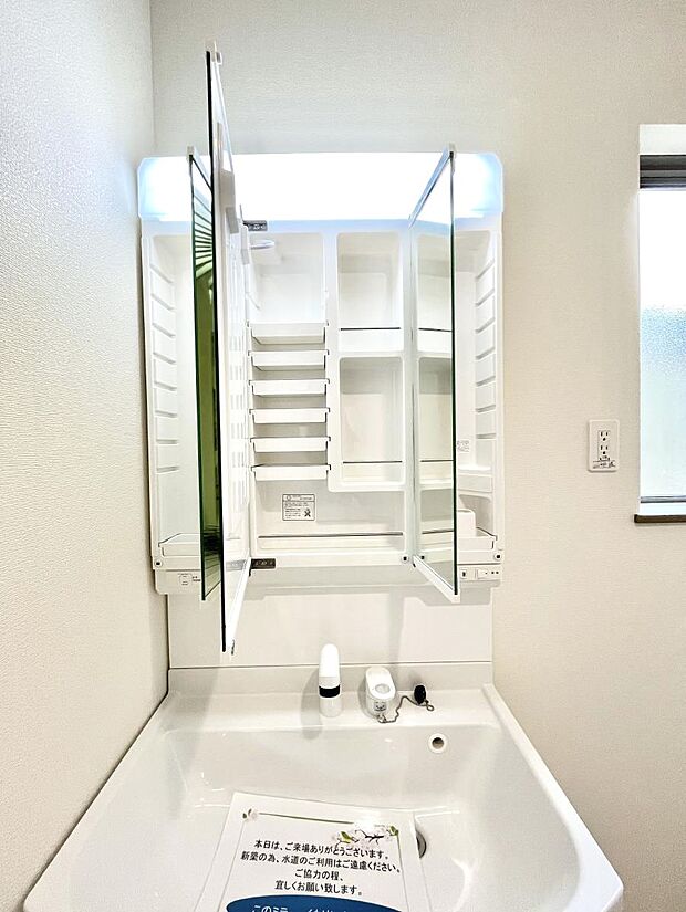 【三面鏡裏収納】三面鏡の裏に、化粧品や衛生用品などを収納可能。洗面台をすっきりと保ちます!