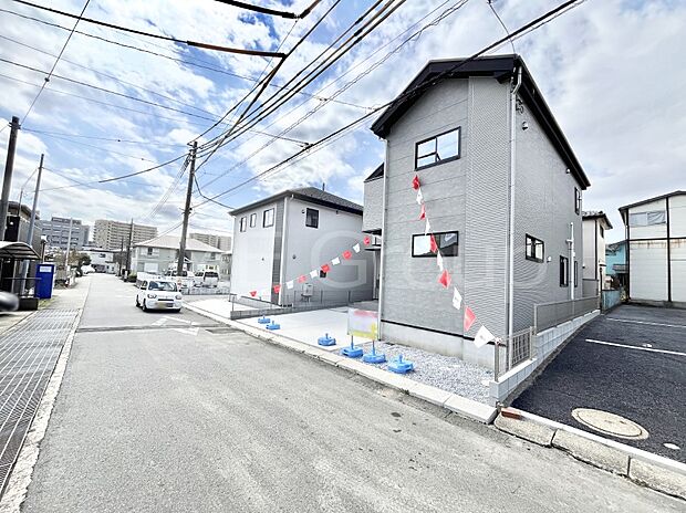 【前面道路含む現地写真】前面道路はきちんと整備されています