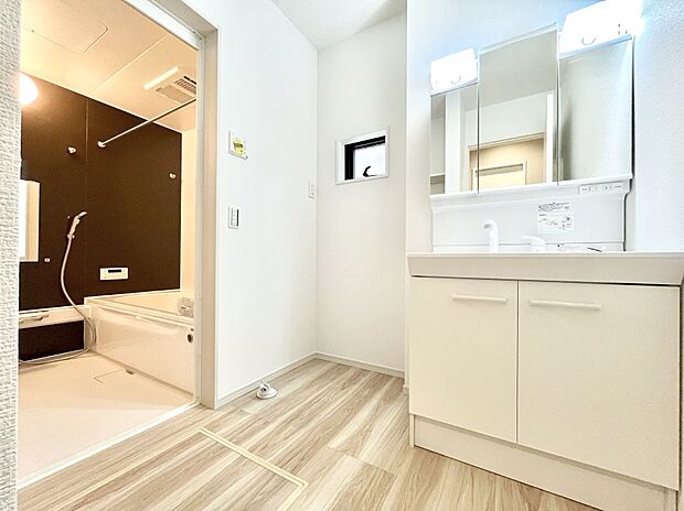 【脱衣場】清潔感のある快適空間です。毎日の身支度も気持ち良くお使い頂けます。