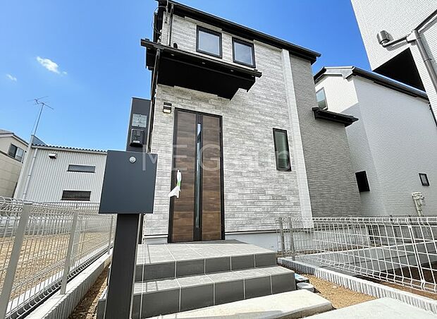 【現地外観写真】暮らしやすさと居心地の良さにこだわったシンプルで飽きのこないデザイン ！