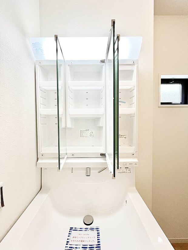 【三面鏡裏収納】三面鏡の裏に、化粧品や衛生用品などを収納可能。洗面台をすっきりと保ちます！