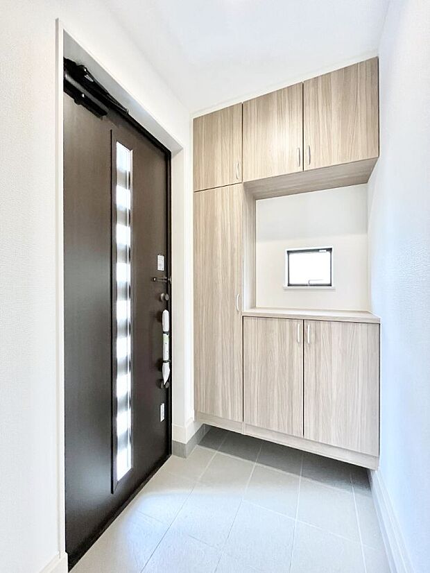 【玄関】明るい玄関はお客様をお出迎えするのにぴったりです！