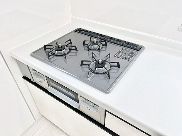 【Ｓｉセンサーコンロ】ガスコンロはＳｉセンサー搭載。火力調節や焦げ付き・消し忘れも防いでくれます。