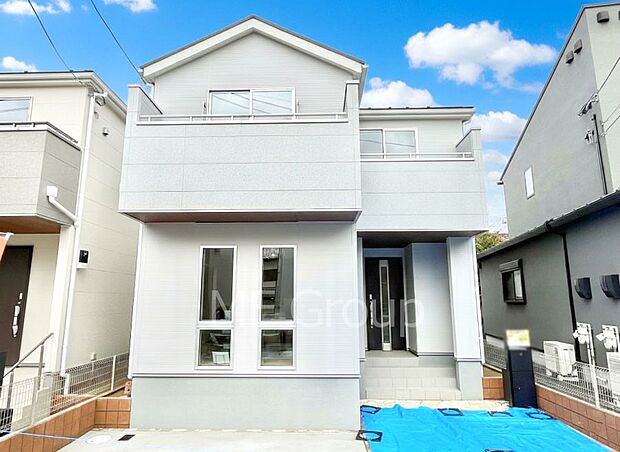 【現地外観写真】洗練された外観、上質な住空間が広がる室内は永く安心して過ごせる住居です。