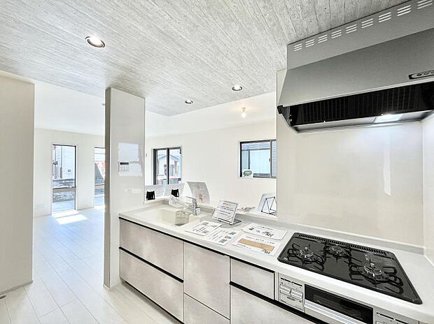 【ダイニングキッチン】料理をしながらでもご家族との会話を楽しめる対面キッチン