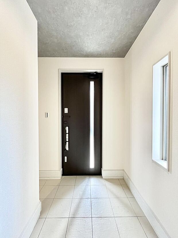 【玄関】明るい玄関はお客様をお出迎えするのにぴったりです!