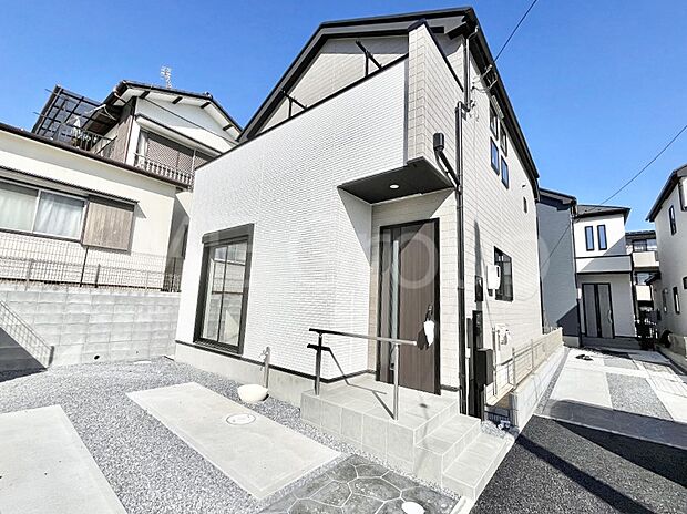 【現地外観写真】暮らしやすさと居心地の良さにこだわったシンプルで飽きのこないデザイン ！