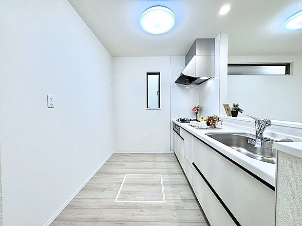 【ダイニングキッチン】爽やかな風が通り抜けるキッチン。窓があるので明るく換気にも役立ちます。