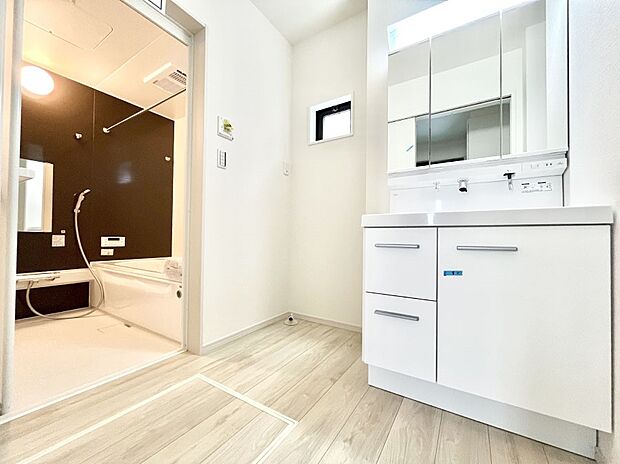 【脱衣場】清潔感のある快適空間です。毎日の身支度も気持ち良くお使い頂けます。 