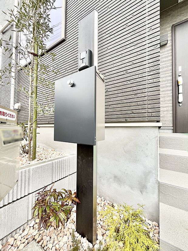 【その他現地】表札・インターホン・ポストをひとつに集約。エントランスになじむシンプルデザイン。