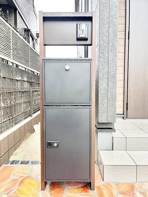 【その他現地】表札・インターホン・ポスト・宅配ＢＯＸをひとつに集約。エントランスになじむシンプルデザイン。