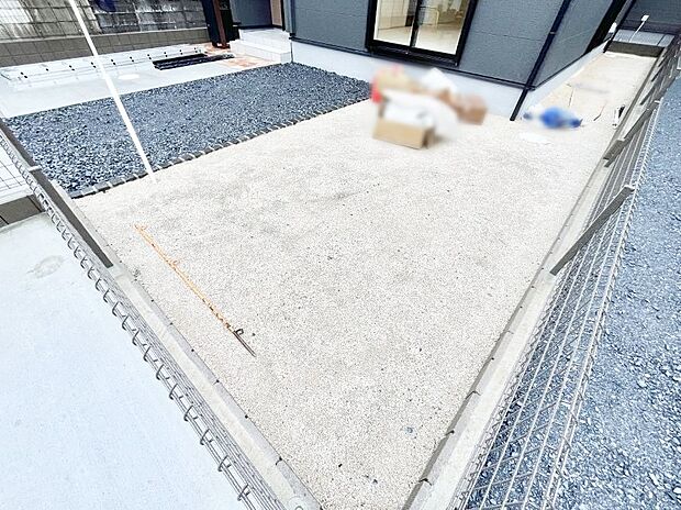 【庭】家族で楽しめる庭付きです。ガーデニングや物置を置いたり、お子様がいらっしゃるご家庭ではプールなど使い方はさまざまです。