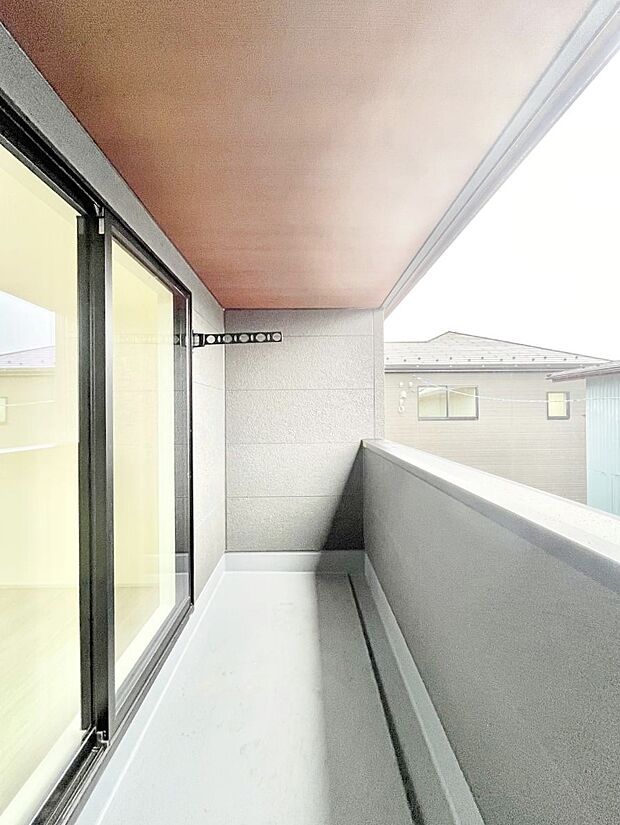 【バルコニー】インナーバルコニーなので雨でも洗濯物を干す事が出来て、風通しがあるので乾きが良く、物干しスペースとして重宝します。 