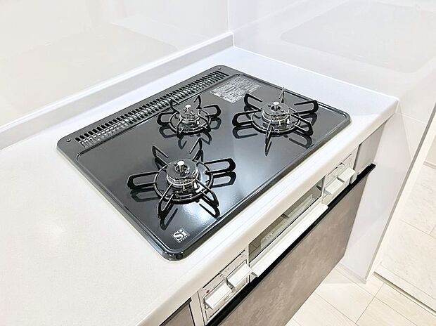 【Ｓｉセンサーコンロ】ガスコンロはＳｉセンサー搭載。火力調節や焦げ付き・消し忘れも防いでくれます。