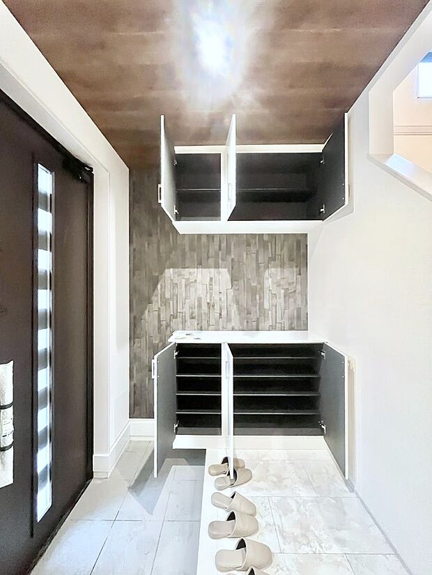 【玄関】天井まである玄関収納で、家族全員の靴もすっきり収納！