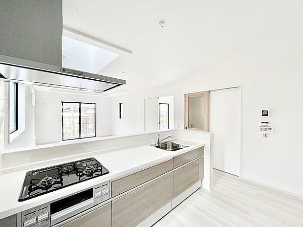 【ダイニングキッチン】料理をしながらでもご家族との会話を楽しめる対面キッチン