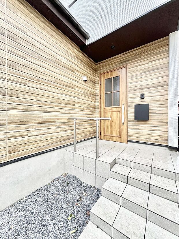 【玄関】大切な家族、来客を出迎える玄関。